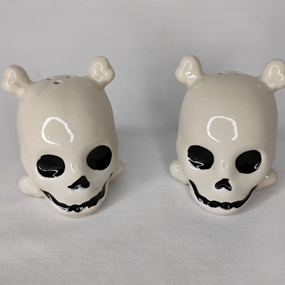Skull Cross Bones Salt / Pepper Shakers Ceramic New Cream White 3"X2"